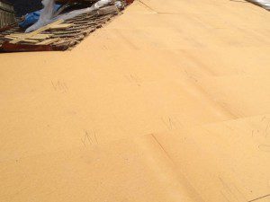 Panneau de fibre de bois isolé pour couper le pont thermique du chevron