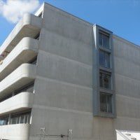 Bow-window sur façade en béton