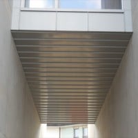 Placage métallique au plafond