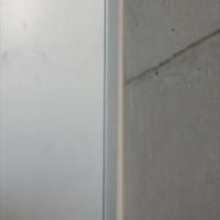 Joint étanche contre la façade en béton