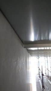 Joint négatif contre le mur en béton