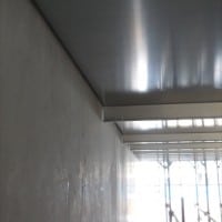 Joint négatif contre le mur en béton