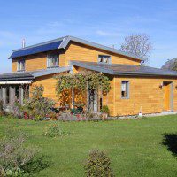 Villa avec ferblanterie en zinc prépatiné et panneaux photovoltaïque en integré