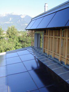 Les ferblanteries ont été exécutées de façon à intégrer parfaitement les panneaux solaires