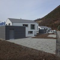 La teinte des plaques de toiture et façade est identique
