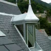 Lucarne vitrée en zinc, partie supérieur réplique de l'ancienne (pièce de propre fabrication)