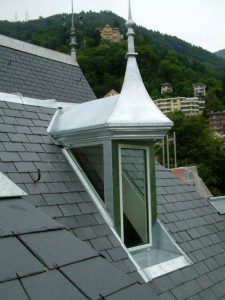 Lucarne vitrée en zinc, partie supérieur réplique de l'ancienne (pièce de propre fabrication)