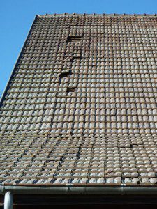 Tuiles arrachées par le vent