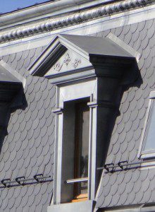 Lucarne d'ornement (pièce commandée et adaptée sur place)