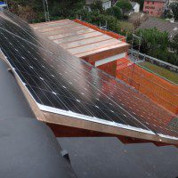 Pose des panneaux à la même hauteur que les tuiles