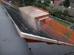 Pose des panneaux à la même hauteur que les tuiles