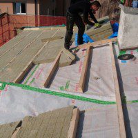 Sur la partie suppérieur viennent également posées deux couches d'isolation de 100 mm. pose croisée pour limiter au maximum les ponts thermiques
