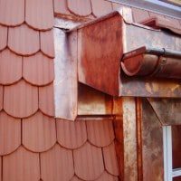 Angle suppérieur de lucarne avec sur le haut la grille pare-moineaux