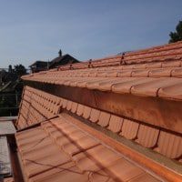 Les partie suppérieures sont en tuiles mécaniques type Jura elles ne pouvaient pas être couvertes avec la tuile plate par manque de pente