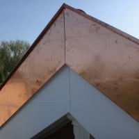Pour alleger l'effet visuel de l'augmentation de l'épaisseur du bord de toit du à l'isolation le blindage inférieur est en alu blanc