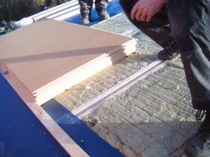 L'ajout d'une couche en laine de bois permet de renforcer l'isolation et de couper le pont thermique du chevron