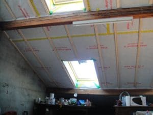 Dans les parties où les chevrons sont accessibles depuis l'intérieur, il est plus facile de poser le pare-vapeur par dessous