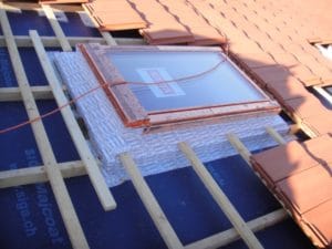 Pour un raccord parfait, l'isolation thermique autour du Velux est renforcée jusqu'au niveau de la couerture