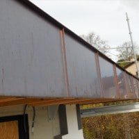 Les agrafes de bords sont allignées à celles de la structure en toiture