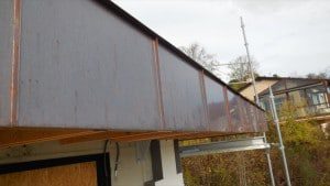 Les agrafes de bords sont allignées à celles de la structure en toiture