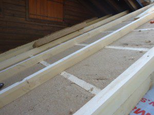 Isolation thermique en 2 couches de 100mm avec structure en bois intégrée