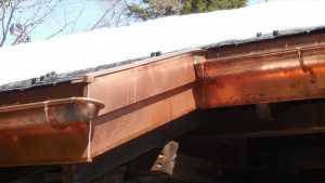 Toutes les planches de bord de toit sont couvertes de cuivre