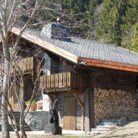 Chalet de montagne avec couverture en ardoise naturelle avec ferblanterie en cuivre