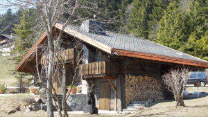 Chalet de montagne avec couverture en ardoise naturelle avec ferblanterie en cuivre