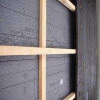 Sous-construction en bois avec le bardage en lames
