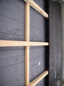 Sous-construction en bois avec le bardage en lames