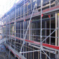 La façade est ventilée avant le bardage