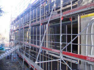 La façade est ventilée avant le bardage