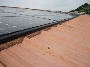 Ferblanterie de bord d'instalation avec grille de ventilation