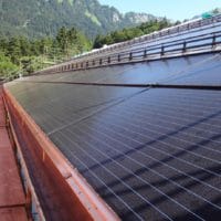 Installation photovoltaïque avec barre-neige integré, ferblanterie en cuivre