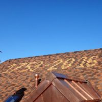 Inscription de la date de construction et de la date de rénovation avec de tuiles NJ jaune nuancé