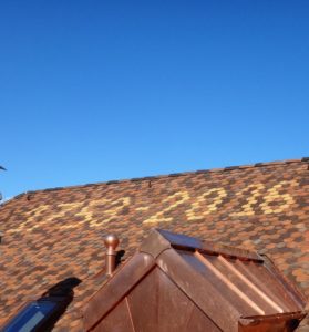 Inscription de la date de construction et de la date de rénovation avec de tuiles NJ jaune nuancé