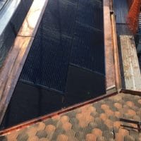 Installation photovoltaïque intégrée avec faux panneaux aux raccords