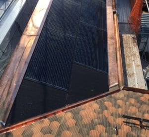 Installation photovoltaïque intégrée avec faux panneaux aux raccords