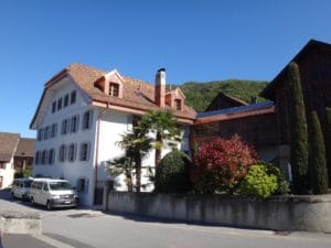 Toiture en tuiles plates avec ferblanterie en cuivre