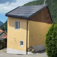 Installation photovoltaïque en intégré avec finitions en faux panneaux et ferblanterie en cuivre