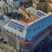 Placage métallique de grande taille avec plusieurs lucarne et panneaux photovoltaïque