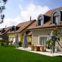 Villa familiales en tuiles plates avec lucarnes arrondi en cuivre