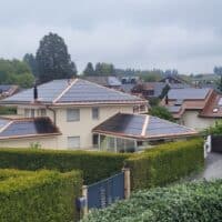 installation photovoltaïque intégré avec finitions en faux panneaux