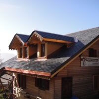 Toiture en montagne avec Eternit et ferblanterie en cuivre