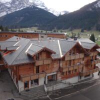 Toiture complexe en Eternit avec Ferblanterie en cuivre aux Diablerets