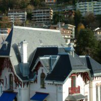 Toiture complexe en ardoise naturel avec plusieurs pans et ferblanterie d'ornement