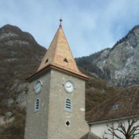 Clocher d'église de Roche en tuiles plates avec ferblanterie en cuivre