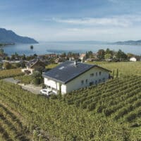 Toiture complète en panneaux photovoltaïque avec finitions en faux panneaux dans les vignes a villeneuve
