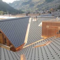 Toiture en Eternit, Swisspearl avec ferblanterie en cuivre aux Diablerets